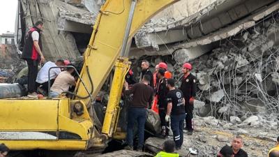 Kahramanmara�'ta i� makinesi enkaz alt�nda kald�