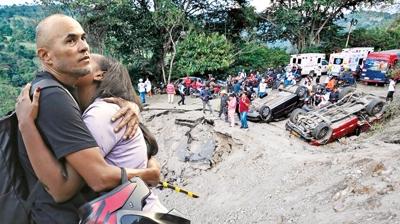 Karayolunda bombal� katliam: 14 �l�, 38 yaral�