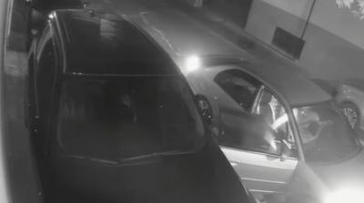 Otomobilden yol kenar�na at�ld�: Vatanda� yard�m ���l�klar�na ko�tu