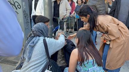 �stiklal'de h�rmet de�il vah�et: 70 ya��ndaki amcaya evlad� ya��ndaki �ocuktan darbe