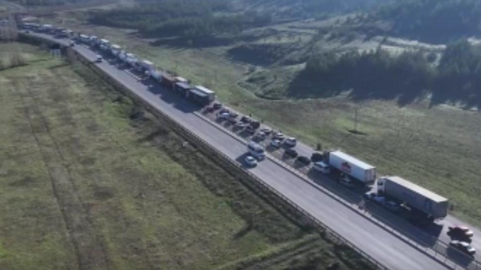 Sivas'ta tır devrildi! Kapanan yolda yüzlerce araç yolda kaldı