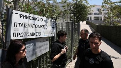 Atina'da 89 ya��ndaki sald�rgan deh�et sa�t�: Pe� pe�e iki sald�r�, 5 yaral�