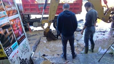 Kad�k�y'de su borusu �ilesi! Vatanda� g��l�kle ilerleyebildi