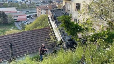 Ka��thane'de deh�et yoku�u: Okul servisi evin �at�s�na u�tu