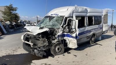 Kayseri'de kamyon ile i��i servisi �arp��t�: 8 ki�i yaraland�