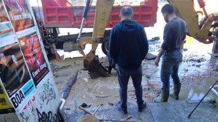 Kad�k�y'de su borusu �ilesi! Vatanda� g��l�kle ilerleyebildi