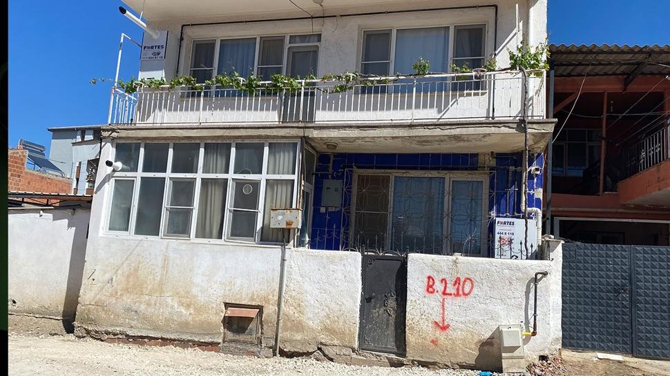 Alaşehir'de sır ölüm: Namaz için uyandı, oğlunun cesedini buldu