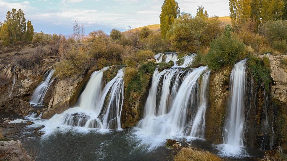 Karlar eridi Muradiye Şelalesi coştu: Hem kamp hem piknik durağı