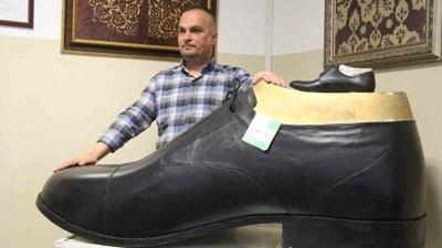 T�rkiye'nin en b�y�k ayakkab�s�... Tam 222 numara