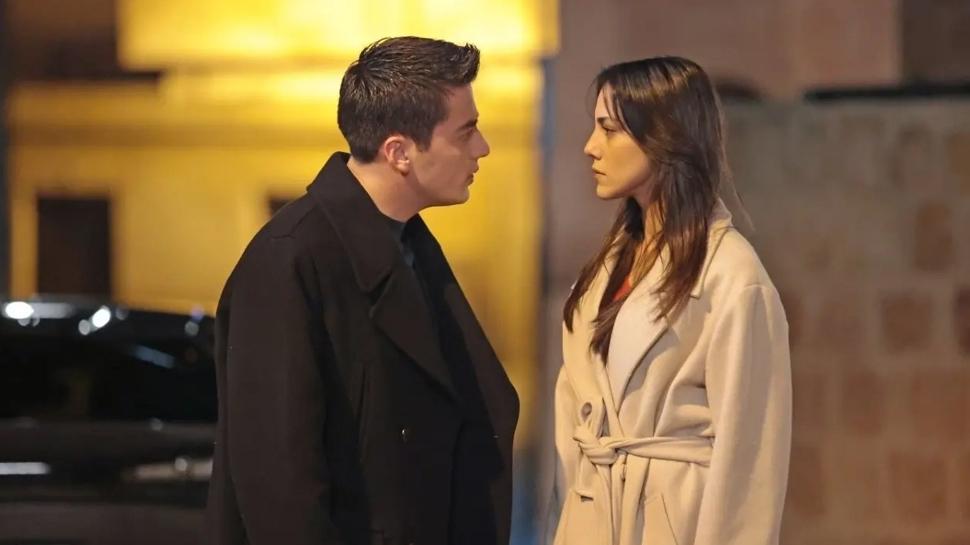 Uzak Şehir'in yıldızları aşk yaşıyor! Dilin Döğer'den Atakan Özkaya açıklaması…