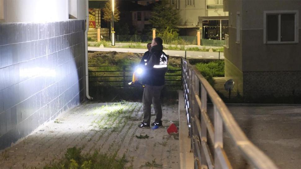 Apartın 3. katından zemine çakıldı! 19 yaşındaki genç kız ağır yaralı