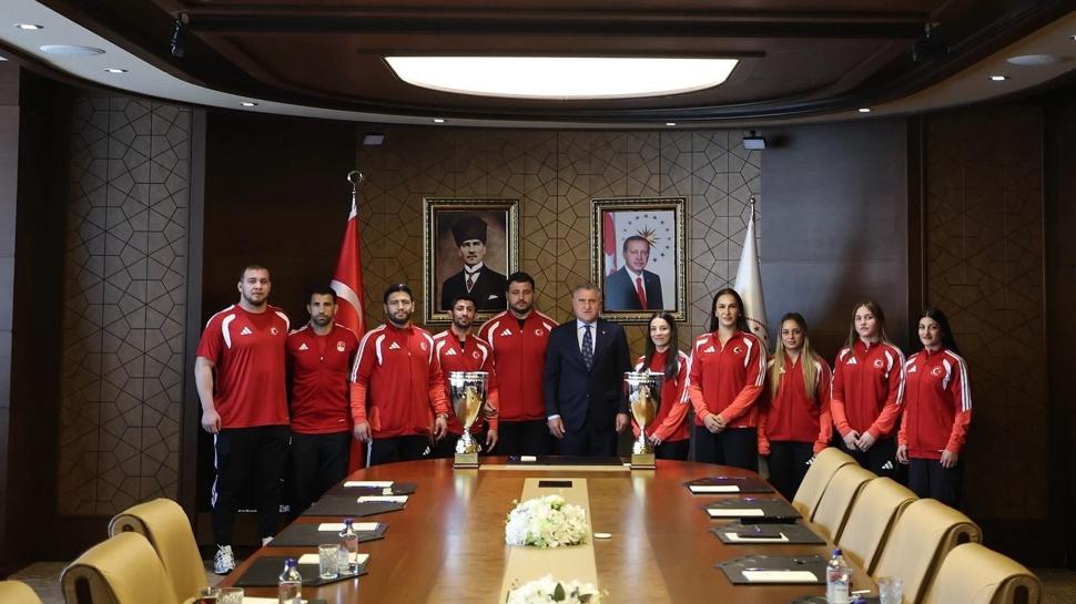Bakan Bak, madalya kazanan milli güreşçileri ağırladı