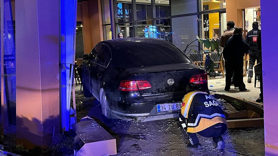 Bakırköy'de feci kaza: Kontrolden çıkan araç kafeye daldı