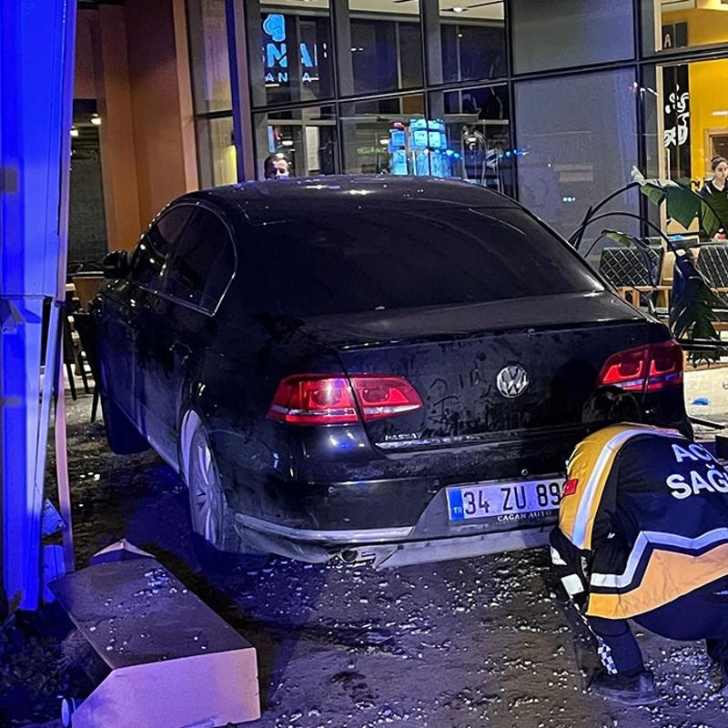 Bak�rk�y'de feci kaza: Kontrolden ��kan ara� kafeye dald�