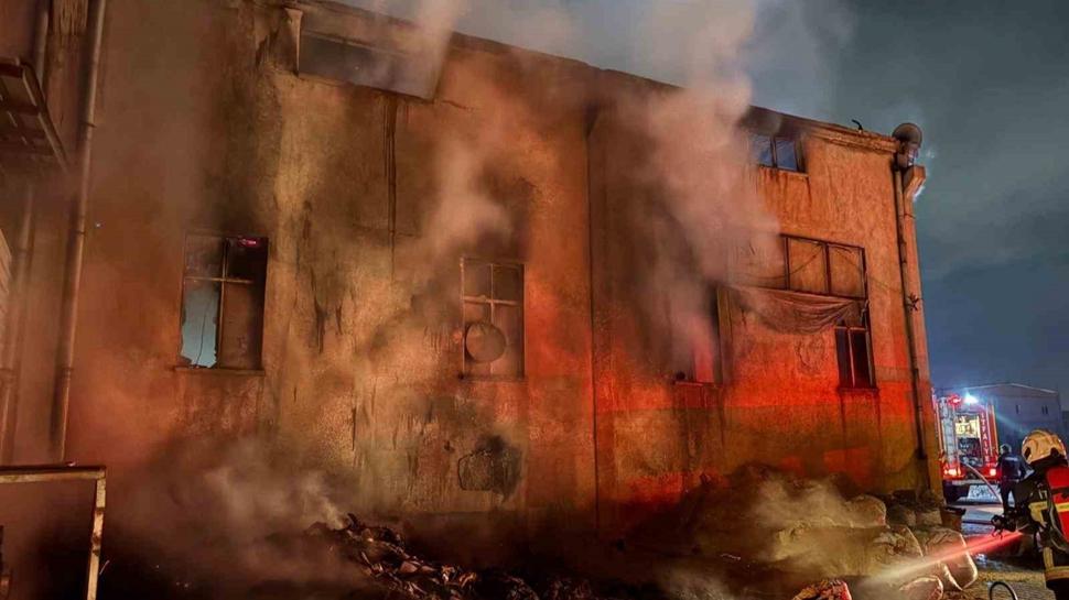 Kayseri'de korkutan yangın: Sünger fabrikası alevlere teslim oldu