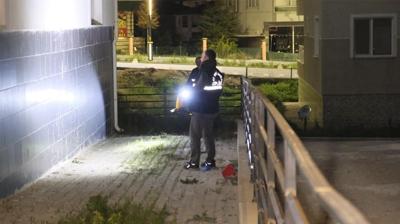 Apart�n 3. kat�ndan zemine �ak�ld�! 19 ya��ndaki gen� k�z a��r yaral�