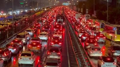 �stanbul'da trafik kilit! Yo�unluk y�zde 87'ye y�kseldi