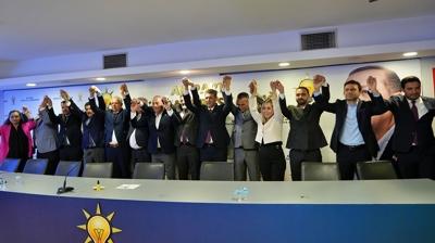 T�renle rozetleri tak�ld�! CHP'den istifa edip AK Parti'ye kat�ld�lar