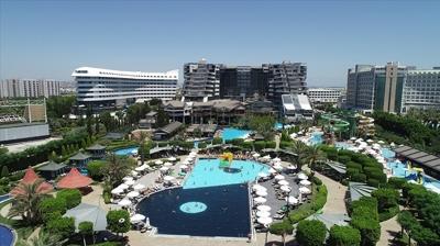 Turizmde m�jde! Konaklama vergisi yar� yar�ya d���r�ld�