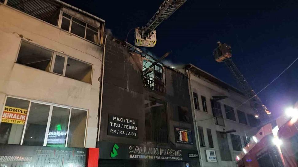 İstanbul'da gece yarısı kabusu! 5 katlı iş merkezi alev alev yandı