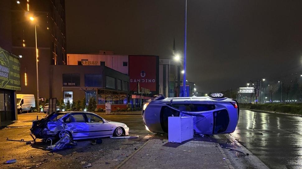 Ortalık savaş alanına döndü! Çarpmanın şiddetiyle yan yattı: 2 yaralı