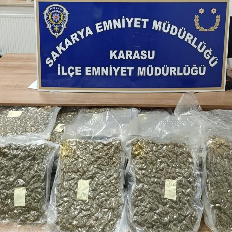 Sakarya'da ilgin� olay! Sahile vuran �antadan uyu�turucu ��kt�