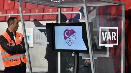 Fenerbah�e-Ba�ak�ehir kar��la�mas�n�n VAR hakemi belli oldu