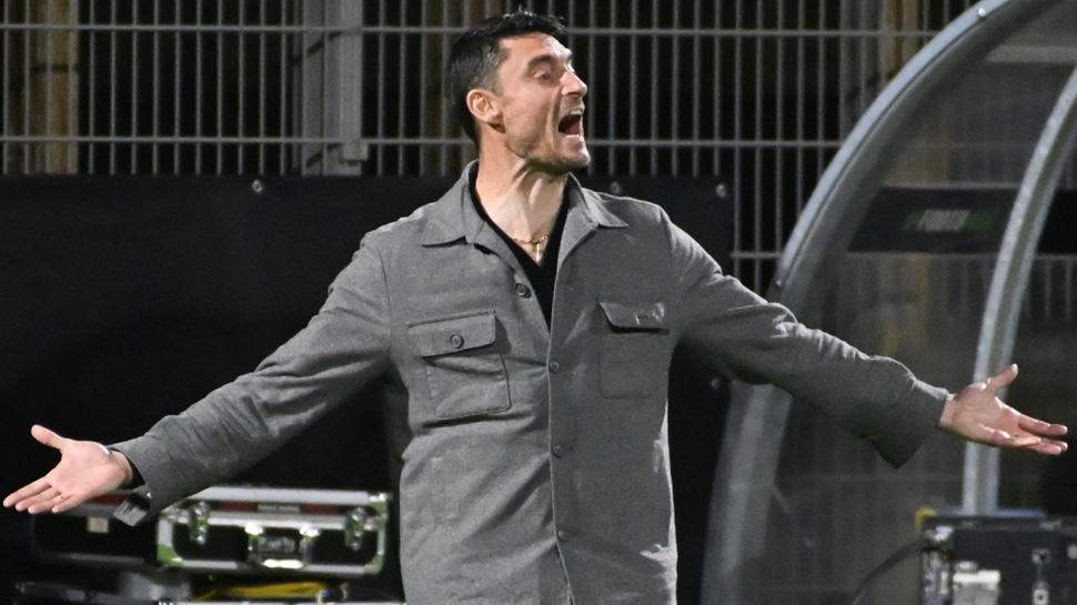 Eintracht Frankfurt'ta Albert Riera'nın geleceği tartışılıyor