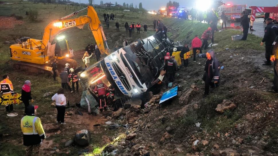 Malatya'da yolcu otob�s� �arampole devrildi... �l� ve yaral�lar var