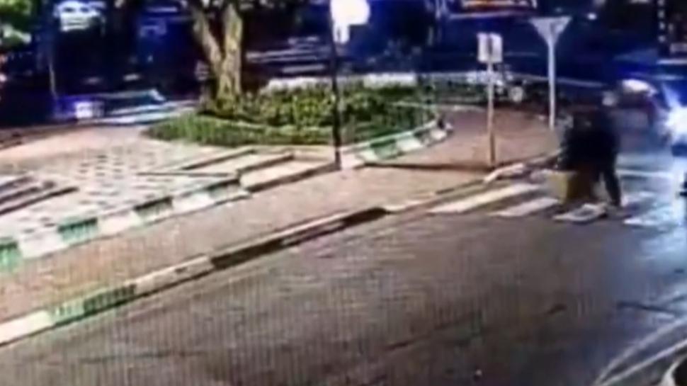 Otomobilin yayaya çarpma anı güvenlik kamerasında