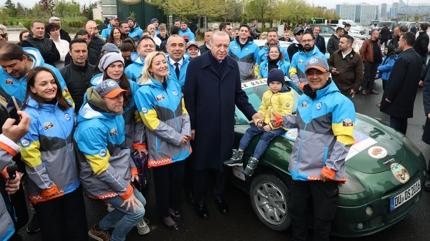 Ba�kan Erdo�an, �pek Yolu Rallisi kat�l�mc�lar� ile bulu�tu