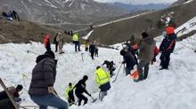 Artvin'de ��� alt�nda kalan koyunlar ��kar�ld�: �oban hala aran�yor