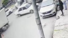 Ba�c�lar'da ak�lalmaz kaza: Freni bo�alan araba 8 araca �arpt�