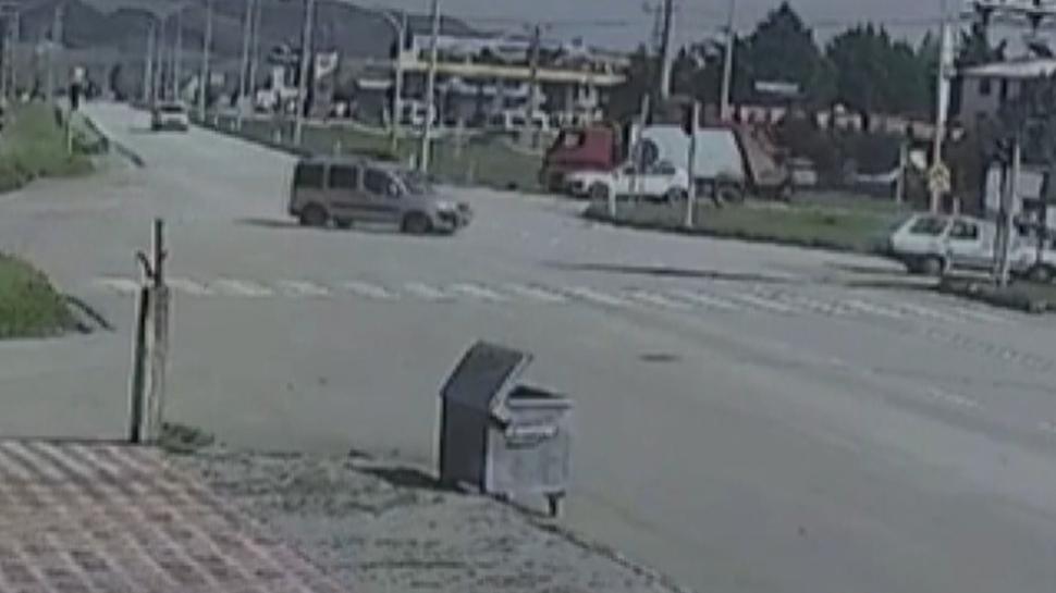 Amasya'da kavşakta araçların çarpıştığı kaza kamerada