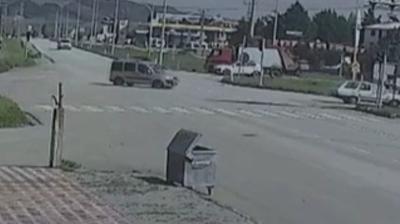 Amasya'da kav�akta ara�lar�n �arp��t��� kaza kamerada