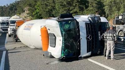 Marmaris'te beton mikseri devrildi