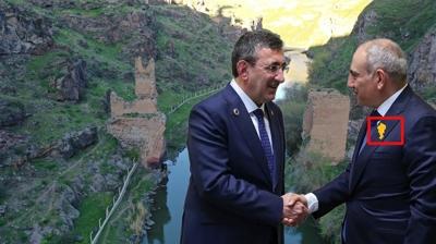 T�rkiye ile Ermenistan aras�nda Ani K�pr�s� mutabakat�! Pa�inyan'dan dikkat �eken rozet