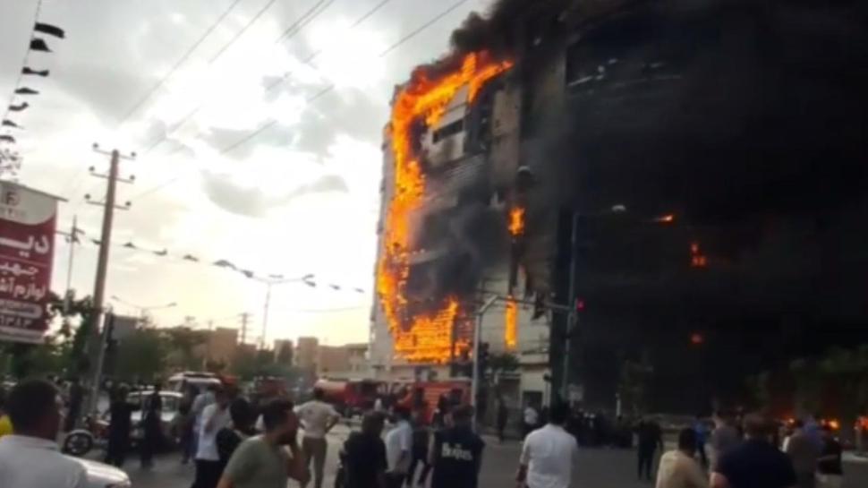 Tahran'da AVM yangını: Yaralı sayısı 26'ya yükseldi