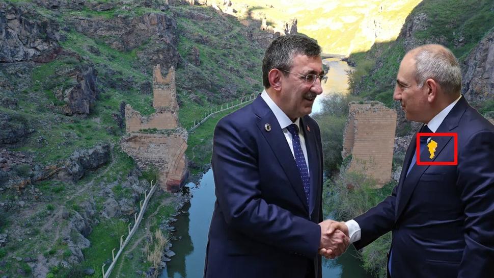 Tarihi Ani K�pr�s� mutabakat�! Pa�inyan'dan dikkat �eken rozet