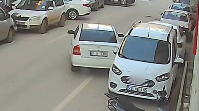 Park halindeki araca �arp�p ka�t�: O anlar kamerada