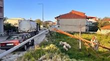 Manisa'da faciadan d�n�ld�... Kablolara tak�lan t�r direkleri devirdi