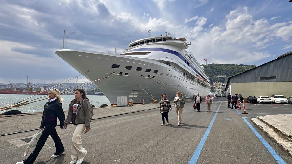 Dev yolcu gemisi Amasra'ya demirledi: Rusya'dan turist akını