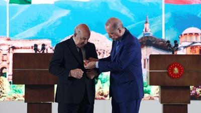 Ba�kan Erdo�an'dan Tebbun'a ni�an tevcihi... 'Cezayir bir y�ld�z gibi parl�yor'