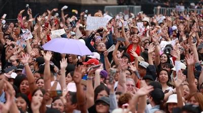 BTS'den Mexico'da konser! Onbinler meydana ak�n etti