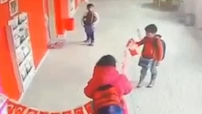 Miniklerin T�rk bayra�� hassasiyeti y�rekleri �s�tt�