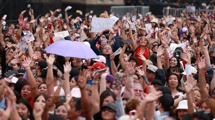 BTS'den Mexico'da konser! Onbinler meydana ak�n etti