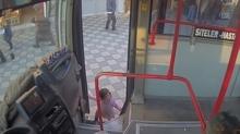 Otob�se bindi, koltu�un arkas�na sakland�... �of�r minik �ocu�u ailesine teslim etti
