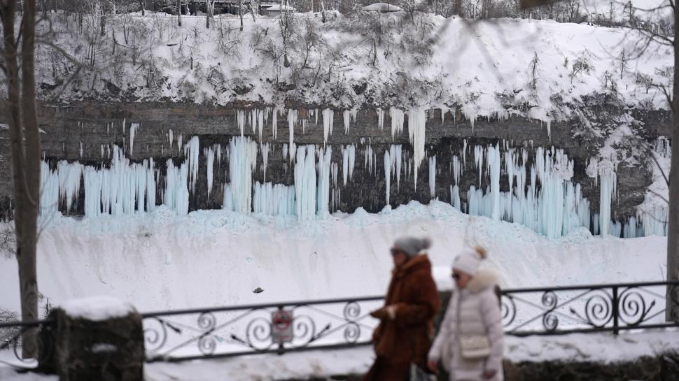 Bir yanda Gelin Duvağı, diğer yanda At Nalı Şelalesi... Niagara Şelalesi'ne turistler akın ediyor