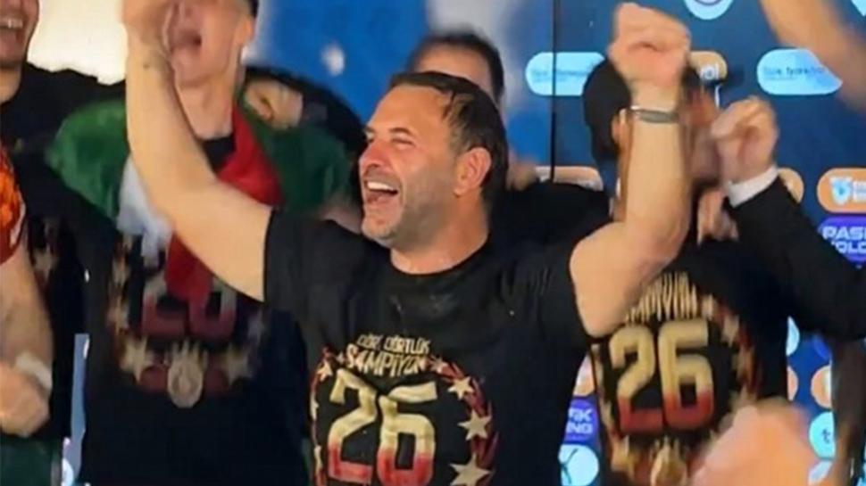 Galatasaraylı futbolculardan Okan Buruk'un basın toplantısına sulu baskın