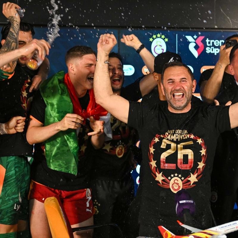 Galatasarayl� futbolculardan Okan Buruk'un bas�n toplant�s�na sulu bask�n